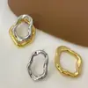 Pendientes geométricos irregulares de contraste dorado y plateado de estilo europeo y americano para mujer, patrón de martillo, plisado, dos formas de usar, color de retención de moda, personalidad, pendientes al por mayor