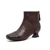 Jiezhou Colección Otoño 2026: Botines cortos hechos a mano, de punta cuadrada, fabricados con piel de flor, con cremallera trasera y un delicado tacón de aguja, diseñados para mujer.