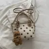 Bolso cubo nuevo retro y minimalista, un bolso de mano moderno y casual para otoño de 2026, con un diseño texturizado y adecuado para que las mujeres lo lleven como bolso de hombro o bolso cruzado
