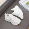 Zapatillas deportivas de malla transpirable para niños y niñas, nuevo modelo primavera/verano 2026, zapatos casuales de velcro para niñas, nuevo estilo de celebridad de internet