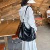 2025 Bolsa Tote Nova de Primavera Coreana Moda Casual Feminina Grande Capacidade Bolsa para o Dia a Dia Bolsa Transversal Minimalista Macia e Moderna