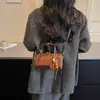 Colección otoño e invierno 2026: bolso de mano de gamuza a la moda, bolso tote versátil, bolso almohada para el commute, estilo retro y minimalista, bolso cruzado chic
