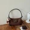 Nova bolsa de ombro color block para mulheres, bolsa transversal de ombro moderna para o dia a dia, bolsa de couro macio simples e versátil para usar sob o braço com um design de nicho de alta qualidade