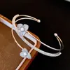 Pulsera Abierta de Tres Capas Flor de Perla y Circonita Estilo Europeo y Americano de Lujo Ligero, Pulsera de Lujo Ligero de Gama Alta de Nicho, Accesorio de Mano Versátil para Mujer