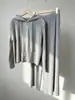 Novo conjunto de moletom outono/inverno da Miyake para mulheres, um conjunto de duas peças de alta qualidade apresentando um top com capuz e calças plissadas, completo com um visual coordenado