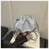 Bolsa Casual Drawstring Simples e Artística Estilo Coreano 2026 Plissada Moderna Chique para o Dia a Dia Transversal Bucket Ombro