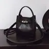 Bolsa Saco Retrô de Luxo para Mulheres Outono e Inverno 2025 Nova Bolsa de Ombro Nicho para o Dia a Dia Bolsa Transversal de Grande Capacidade