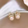 Pendientes Elegantes de Hoja de Zircón y Perla para Mujer Estilo Coreano Sencillos Accesibles Lujo Pendientes Geométricos Moda de Nicho Pendientes de Alta Gama