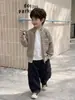 Suéter para niño 2026 nuevo estilo cárdigan infantil tejido conjunto de otoño a rayas cuello alto chaqueta para bebé moderno y elegante para otoño e invierno