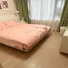 Azulejos con veta de madera, 150x900 mm, para salas de estar y dormitorios, creando una atmósfera cálida y acogedora; 200x1200mm, para hoteles y estudios, con un diseño de veta de madera sintética