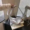 Bolso de axila de alta gama transfronterizo para mujer 2026 Nuevo bolso coreano de nicho tipo dumpling para el día a día bolso de hombro cruzado