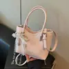 Bolsa de mão pequena super popular para mulheres, novo modelo de verão 2026, luxo leve e sensação de alta qualidade, bolsa de ombro tipo balde para o dia a dia