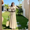 Toma real de ropa de mujer de comercio exterior: estilo minimalista de verano, color liso, de alta gama, elegante, adelgazante, camiseta de hombros descubiertos con falda de cintura alta