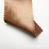 Tejido de satén elástico, grueso y brillante con una caída suave, que presenta un efecto reluciente de seda artificial, adecuado para disfraces de baile y ropa formal.