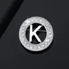 Nuevo Broche de Letra Capital Redonda Incrustada con Diamantes de Amazon Accesorios Creativos para Traje de Negocios de Hombres Fabricante