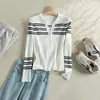 Camisa base feminina de manga longa com gola V e listras pretas e brancas, adequada para usar em camadas ou sozinha, top de malha com gola polo slim fit para usar no outono