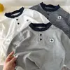 Camiseta para niño, tallas para preescolar y bebé, nueva de 2026, top de manga larga a rayas para primavera y otoño, camiseta interior tipo polo de algodón puro para niños