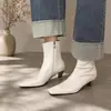 Elegantes botines de cuero de plena flor plisados de tacón medio para mujeres petite, elegantes botas de moda de punta cuadrada con tacón grueso marrón para combinar con faldas