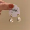 Aretes de Frijol en Forma de C Blancos Crema Suaves y Elegantes para Mujer, Diseño de Nicho Simple, Lujo Ligero, Aretes de Tuerca de Gama Alta