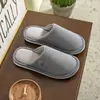 2026 Nuevas Pantuflas de Piel para Invierno Estilo Pareja Pantuflas de Casa para Interior Suela Gruesa Cómodas Pantuflas de Pana y Algodón