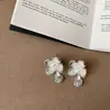 Pendientes de Flor de Metal con Textura de Lujo Ligero para Mujer Diseño de Nicho Exquisitos Versátiles para el Trabajo Pendientes Pendientes
