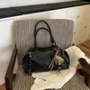 Bolso de mano para mujer de estilo coreano, adornado con remaches, de alta gama y ligero, con gran capacidad, diseño retro y un look casual y moderno, perfecto para el otoño y se puede llevar como bolso de hombro o bolso cruzado.