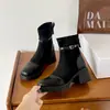 Botas de sola grossa botas afinadoras novo estilo para outono e inverno botas de salto alto francesas salto grosso bico redondo zíper traseiro botas Martin botas curtas