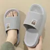 Pantuflas de baño portátiles con tacto suave, adecuadas para hoteles, hogar, uso en interiores, baño, dormitorio de mujeres, populares sandalias antideslizantes para niñas