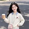 Conjunto versátil de top xadrez com retalhos e gola alta e saia de cor sólida com renda, estilo preppy para meninas, novidades da primavera e outono de 2026
