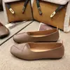 Sapatos rasos, bico quadrado, simples, perfeitos para o dia a dia, exalando um estilo gentil e confortável, sapatos de vovó, nova coleção primavera/outono 2026