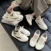 Nuevos zapatos planos de verano 2026 súper ventas ligeros suela blanda elegantes casuales versátiles zapatillas para mujer