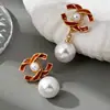 Brincos Pingente Letra Cc Inlaid em Resina com Pérola Imitação e Strass da Qingdao Daiwei Jewelry São Adequados para Uso Diário Feminino