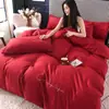 Venta al por mayor del fabricante Juego de cuatro piezas de color sólido de lujo ligero Rojo brillante Sábanas de cama bordadas para bodas Funda de edredón Algodón lavado Ropa de cama cepillada