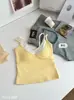 Camiseta sin mangas de dos piezas falsas con bloques de color y cuello en V para mujer, nuevo estilo, para llevar por dentro/por fuera, con almohadilla en el pecho integrada, top sexy para chica guapa y espalda bonita
