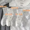 Novo estilo popular: meias listradas cinza e branco com laço, meias femininas de cano médio para primavera e outono, meias simples de renda para outono/inverno, estilo coreano, modernas e adequadas para esportes