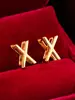 Pendientes de botón casuales de moda populares, creativos, con diseño de letra, simples, versátiles para el día a día, de alta calidad, lujo ligero