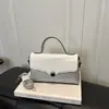Bolsa Pequena Quadrada Versátil Nova Estilosa de Alto Valor Simples Chique Color Block para Outono/Inverno 2026 com Alça Única Transversal de Ombro e de Mão