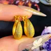 Aretes Dorados Arena con Acabado Cepillado y Pedrería, Clips Geométricos Grandes en Forma de V, Oro Falso, Pendientes de Gama Alta de Nicho que No Se Desvanecen