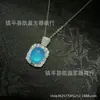 Colgante bañado en plata con calcedonia verde hielo y ágata blanco, forma cuadrada pequeña, cadena para la clavícula de lujo ligero, disponible para venta al por mayor
