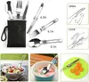 Um conjunto de 12 peças de utensílios de cozinha para camping, incluindo panelas, frigideiras e um fogareiro portátil, ideal para trilhas, piqueniques e atividades ao ar livre. Vem com um copo, garfo, colher e faca. Cor: cinza.