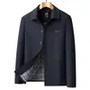 Chaqueta de hombre transfronteriza otoño/invierno 2026, estilo business casual, con cuello alto, acolchada para mayor calidez y diseñada para hombres de mediana edad