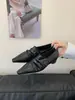 Zapatos de tacón alto de estilo nuevo para principios de la primavera de 2026, con punta fina y tacón grueso, zapatos casuales de corte bajo para mujer con aumento de altura interno y diseño plisado