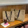 Bolsa Não Tecida Sacola de Loja de Roupas Bolsa para Roupas Femininas Fita de Embalagem Sacola de Compras Atacado Cinto de Presente
