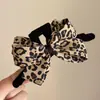 Faixa de Cabelo Satinada de Alta Qualidade com Estampa de Leopardo Color-Blocking Envolvente com Dentes para Mulheres, Faixa Craniana para Aumentar a Altura, Grampo de Cabelo Bolha Versátil para Sair