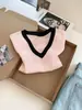 Camiseta de Punto para Mujer Estilo Coreano Bloques de Color Falso Dos Piezas Cuello en V Hombro Normal Manga Corta, Nuevo Verano 2026 Ajuste Ceñido Adelgazante