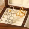 Anillo Elegante Europeo y Americano de Acero Inoxidable con Flor Hueca para Mujer, Anillo Abierto que No se Desvanece, Joyería Única de Acero de Titanio Color-Block