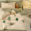Juego de ropa de cama de cuatro piezas de algodón puro cepillado con temática de dopamina, con diseños de dibujos animados, toallas 100% algodón, fundas de edredón bordadas y sábanas; un conjunto de tres piezas adecuado para dormitorios infantiles