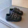 Zapatos de cuero para bebé estilo retro americano, nuevo modelo 2026, zapatos para bebé de suela suave antideslizantes, mocasines de moda y versátiles