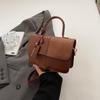 Diseño de nicho costuras de color contrastante bolso cuadrado pequeño portátil nuevo invierno 2024 moda coreana simple retro bolso de hombro