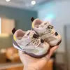 Sapatos de Menino Outono Solado Macio Sapatos para Caminhada de Criança Pequena Sapatos de Bebê e Criança Sapatos Infantis para Caminhada ao Ar Livre Sapatos Esportivos de Menina